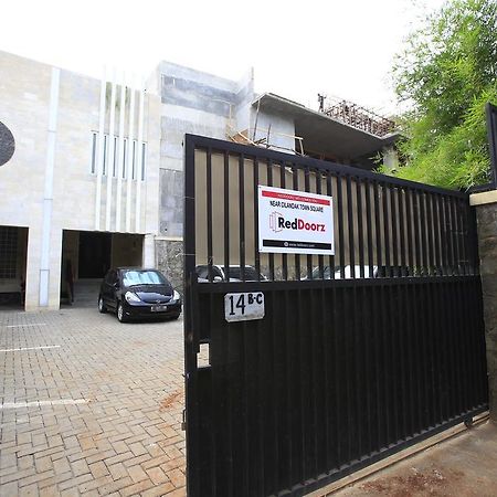 Hotel Reddoorz Near Cilandak Town Square Giacarta Esterno foto