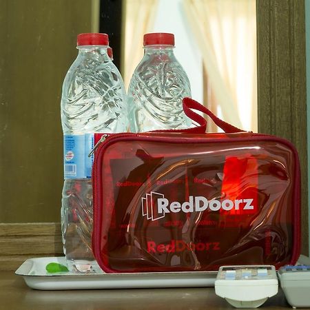 Hotel Reddoorz Near Cilandak Town Square Giacarta Esterno foto