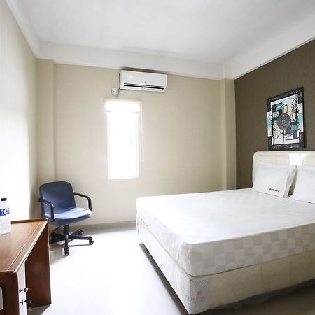 Hotel Reddoorz Near Cilandak Town Square Giacarta Esterno foto