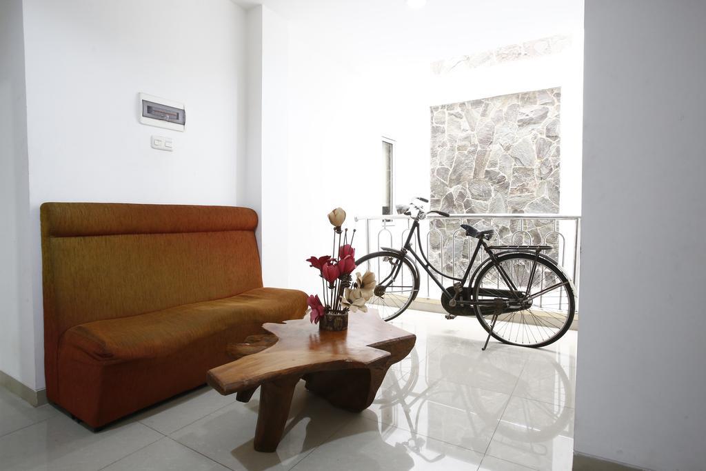 Hotel Reddoorz Near Cilandak Town Square Giacarta Esterno foto