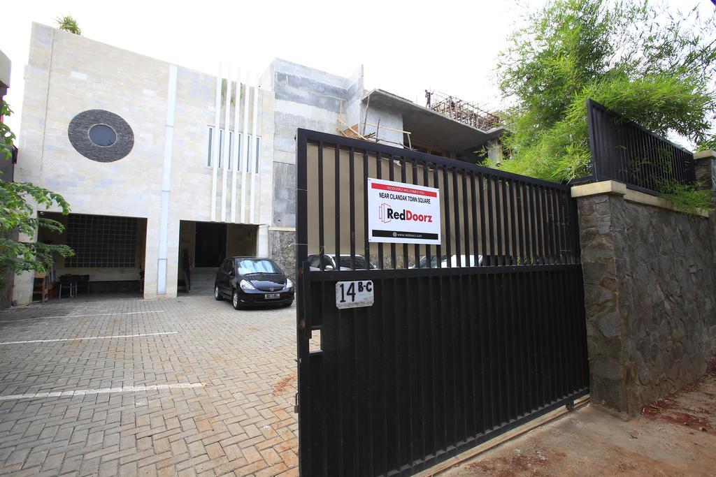 Hotel Reddoorz Near Cilandak Town Square Giacarta Esterno foto