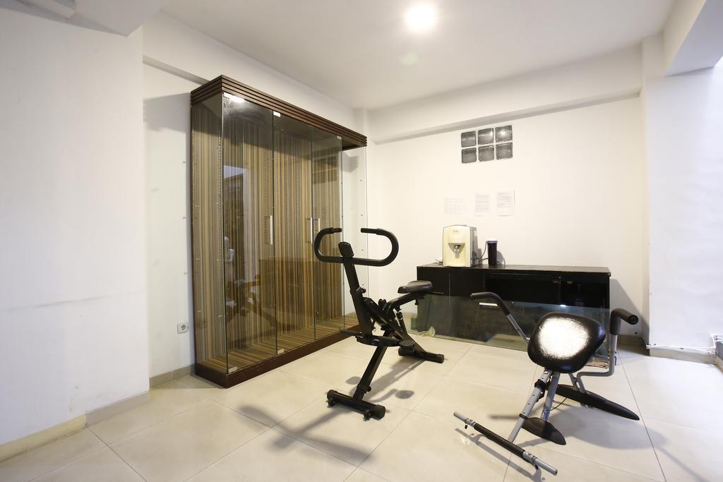 Hotel Reddoorz Near Cilandak Town Square Giacarta Esterno foto