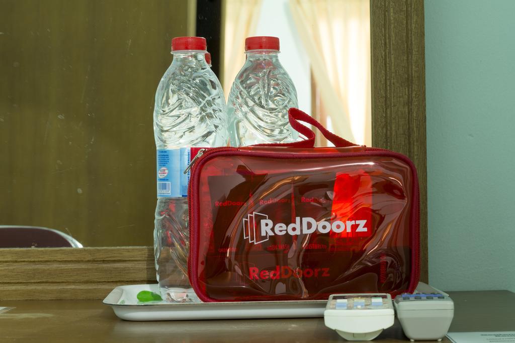 Hotel Reddoorz Near Cilandak Town Square Giacarta Esterno foto
