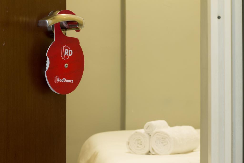 Hotel Reddoorz Near Cilandak Town Square Giacarta Esterno foto