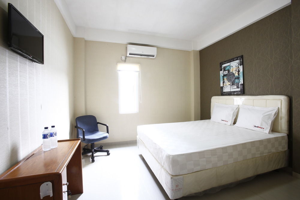 Hotel Reddoorz Near Cilandak Town Square Giacarta Esterno foto