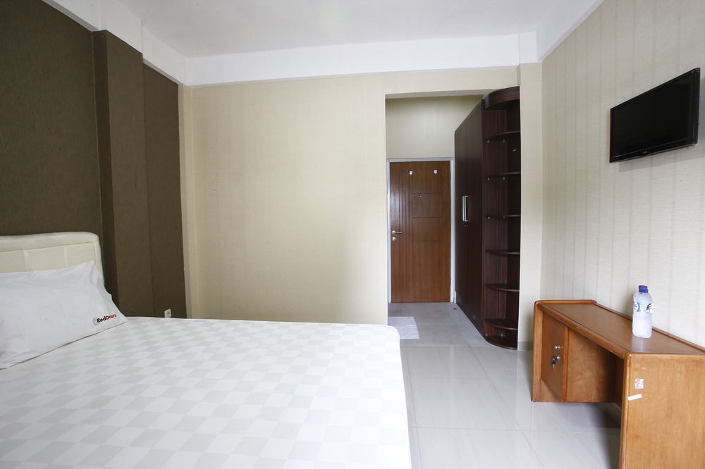 Hotel Reddoorz Near Cilandak Town Square Giacarta Esterno foto