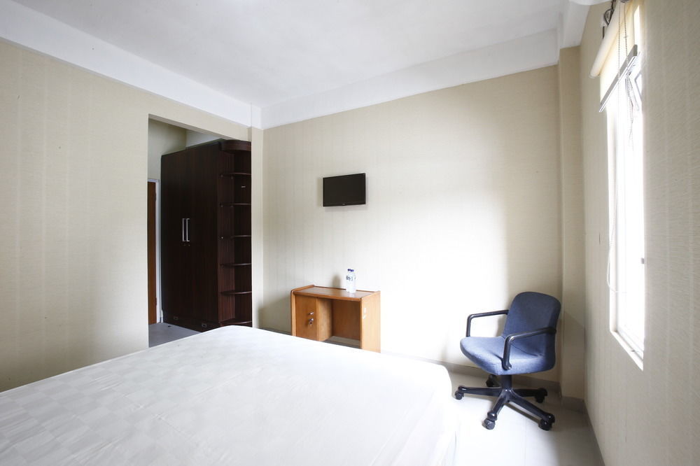 Hotel Reddoorz Near Cilandak Town Square Giacarta Esterno foto