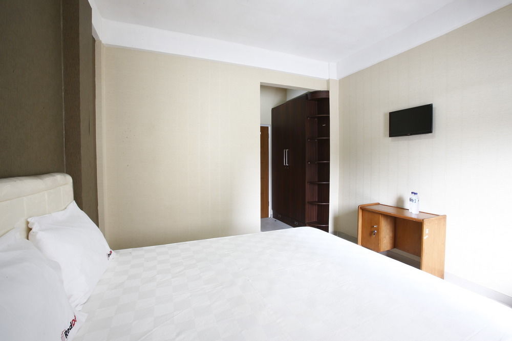 Hotel Reddoorz Near Cilandak Town Square Giacarta Esterno foto