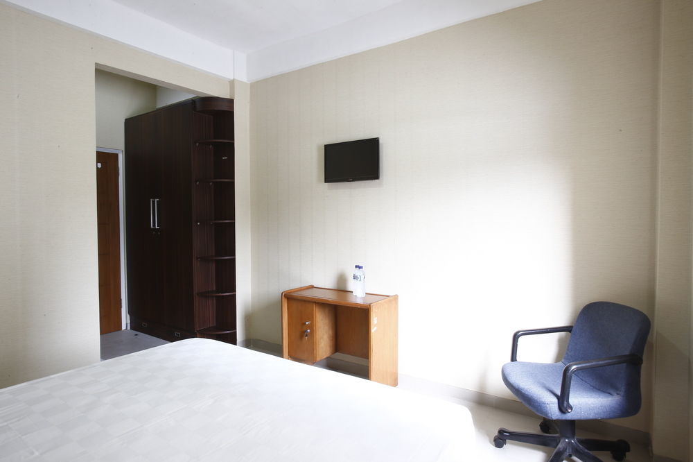 Hotel Reddoorz Near Cilandak Town Square Giacarta Esterno foto