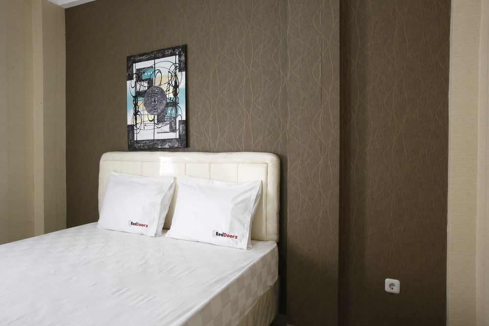 Hotel Reddoorz Near Cilandak Town Square Giacarta Esterno foto