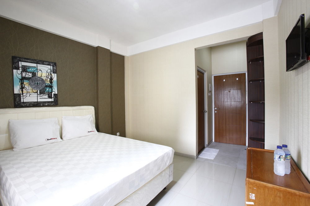 Hotel Reddoorz Near Cilandak Town Square Giacarta Esterno foto