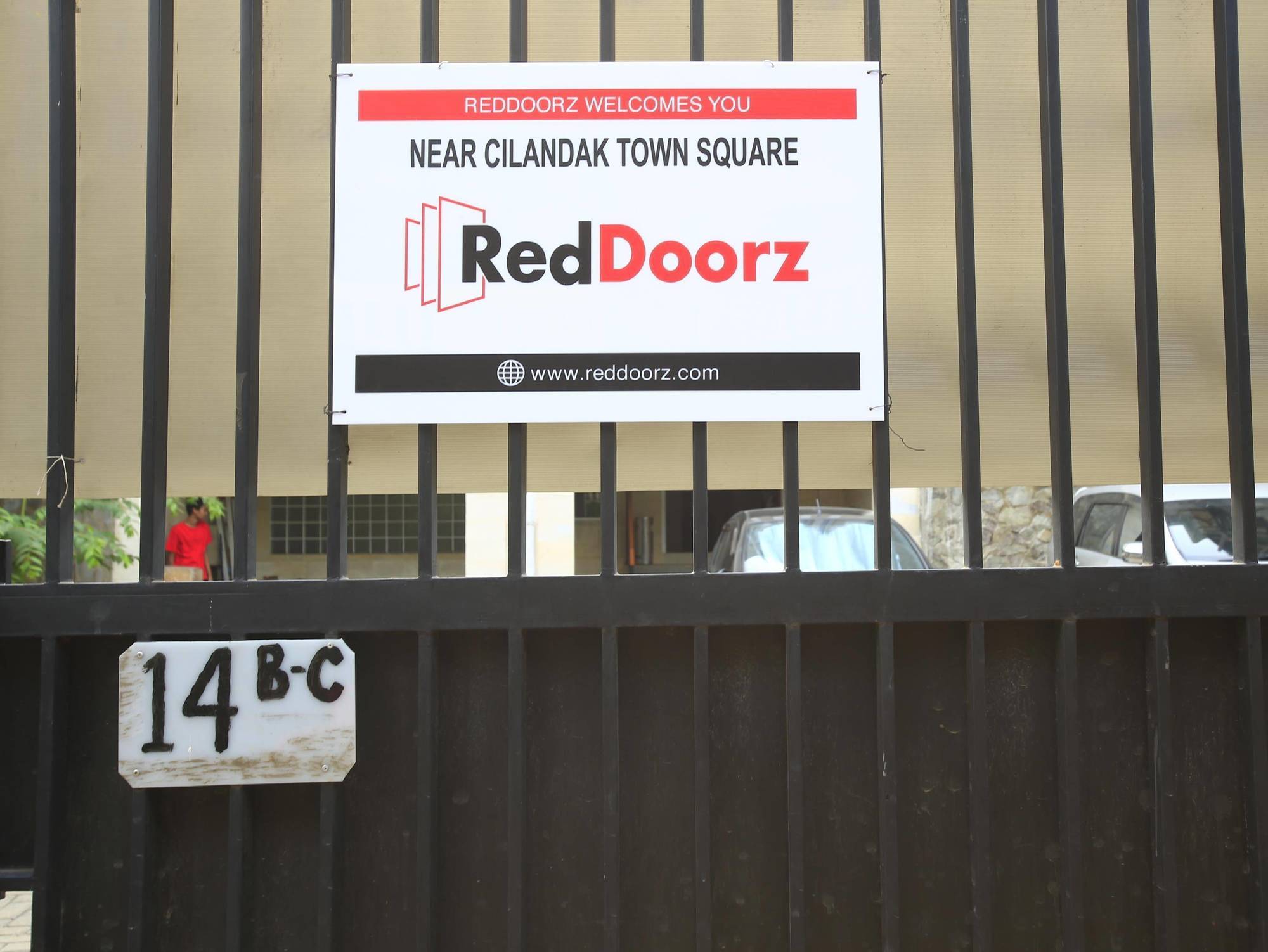 Hotel Reddoorz Near Cilandak Town Square Giacarta Esterno foto