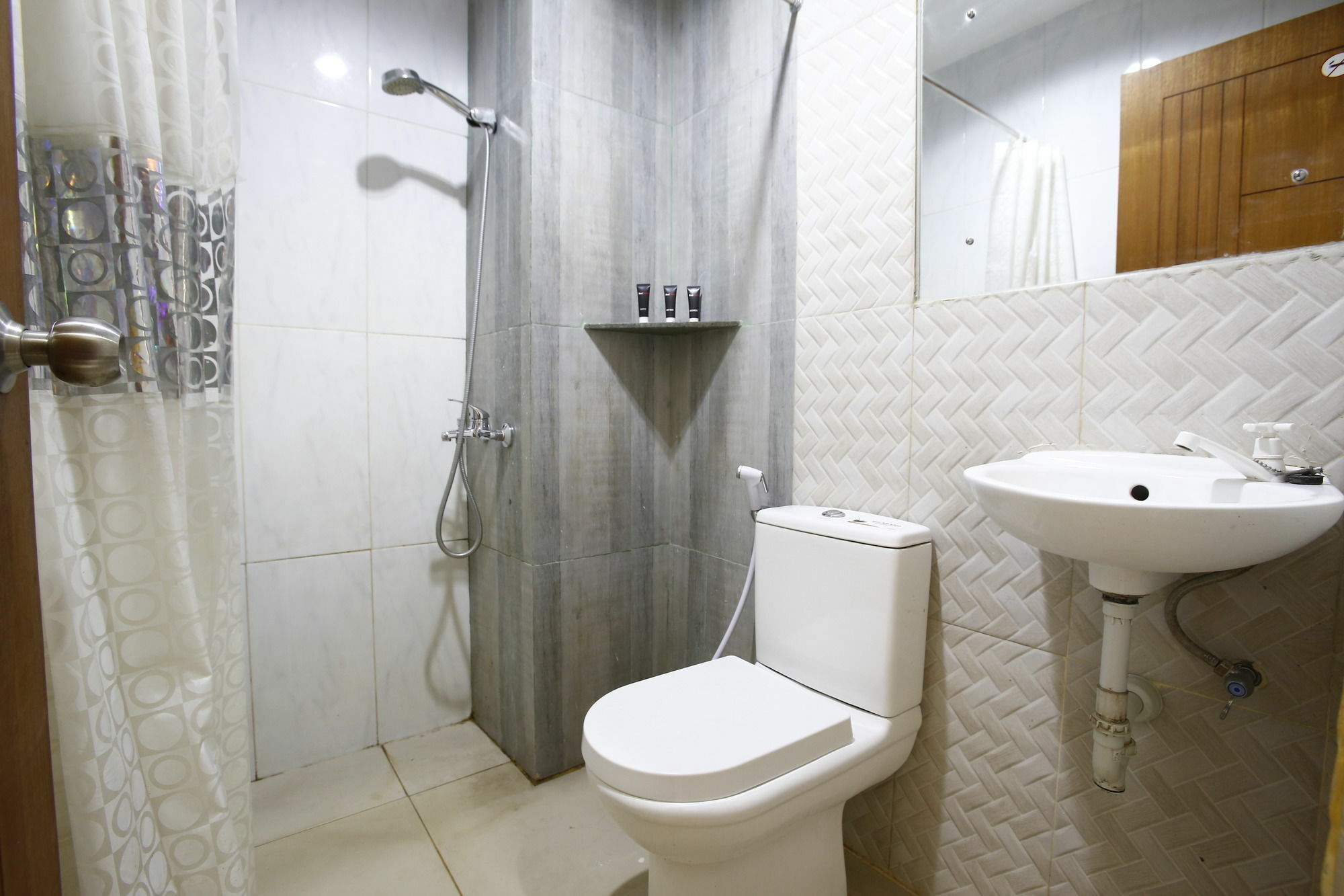 Hotel Reddoorz Near Cilandak Town Square Giacarta Esterno foto