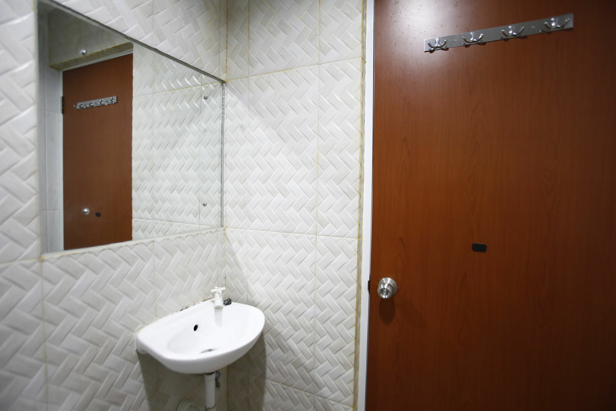 Hotel Reddoorz Near Cilandak Town Square Giacarta Esterno foto