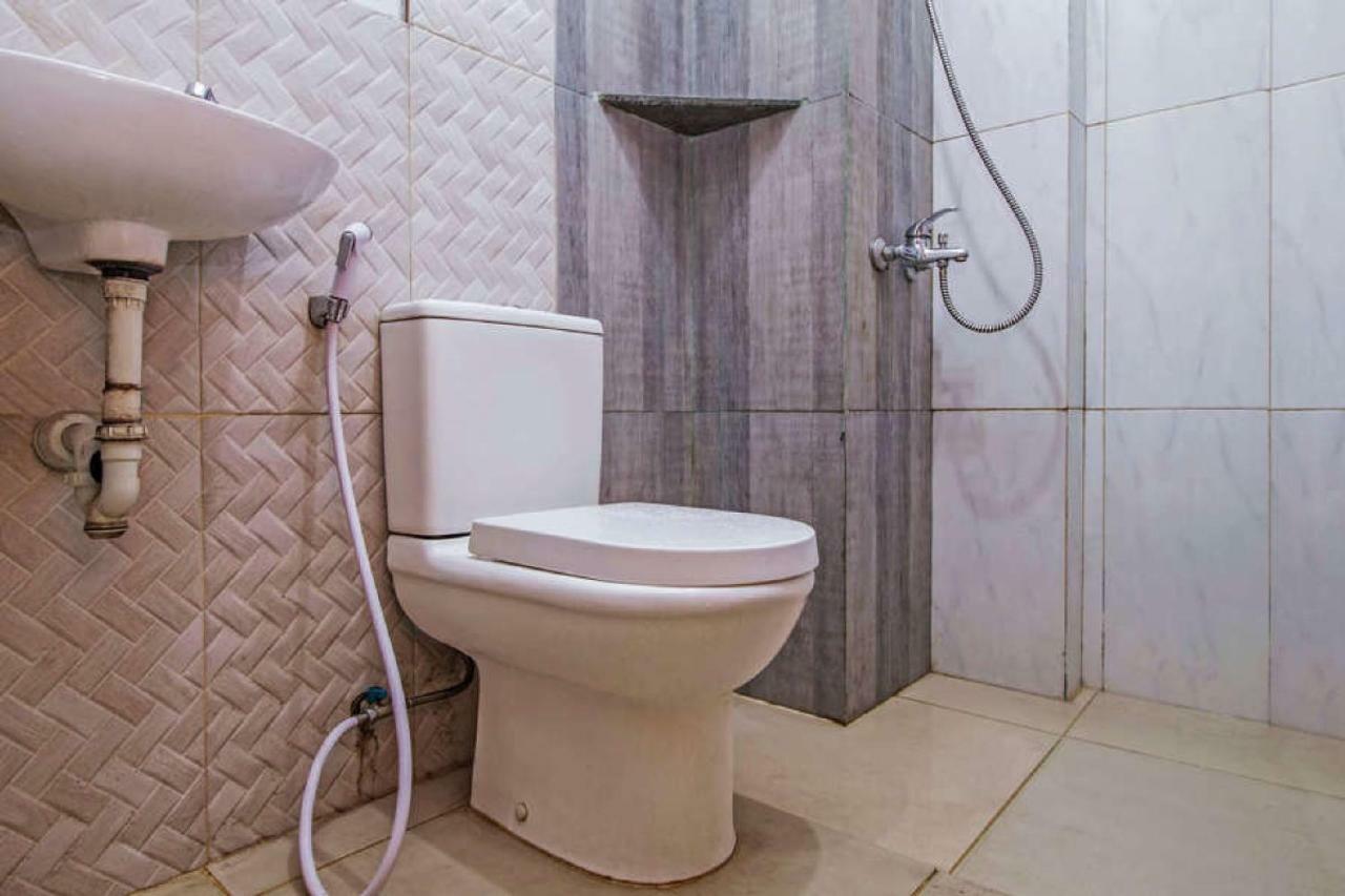 Hotel Reddoorz Near Cilandak Town Square Giacarta Esterno foto